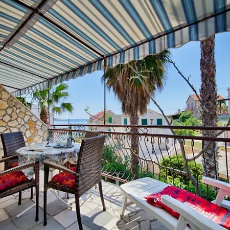 Golden Coast Apartment *