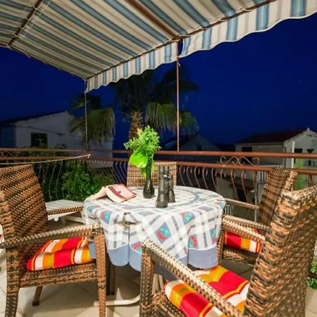 Golden Coast Daire Vis